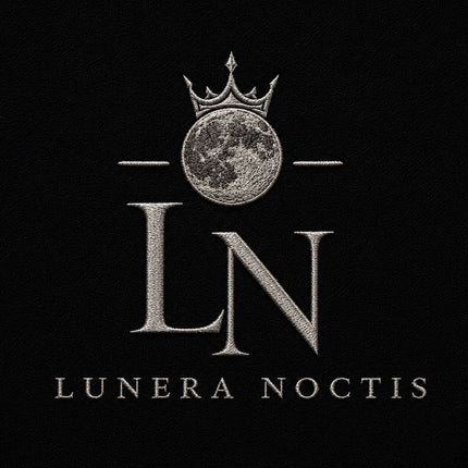 LUNERA NOCTIS: silbernes LN-Monogramm mit Mond und Krone auf Schwarz